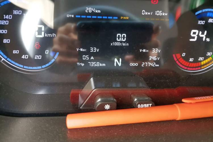 Used CHANGAN KAICHENG Ruixing EM60 2025 Passenger Version Comfort Edition 6 Seats 300 km Range Side-Hinged Doors Odometer Close Up