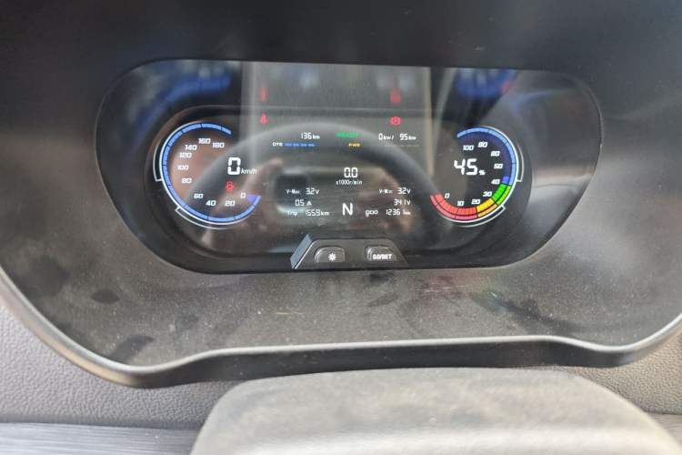 Used CHANGAN KAICHENG Ruixing EM60 2025 Passenger Version Comfort Model 6 Seats 300 km Liftback Door Odometer Close Up