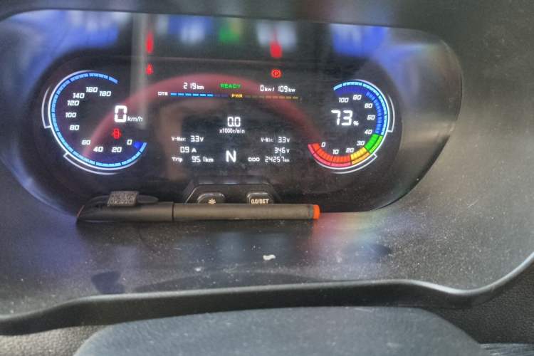 Used CHANGAN KAICHENG Ruixing EM60 2025 Passenger Version Comfort Edition 6 Seats 300 km Range Side-Hinged Doors Odometer Close Up