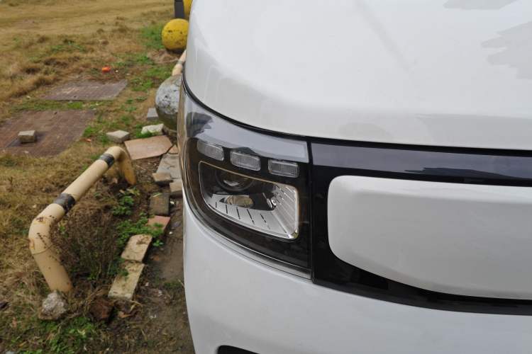 Used CHANGAN KAICHENG Ruixing EM60 2025 Passenger Version Comfort Model 6 Seats 300 km Liftback Door Right Front Headlight