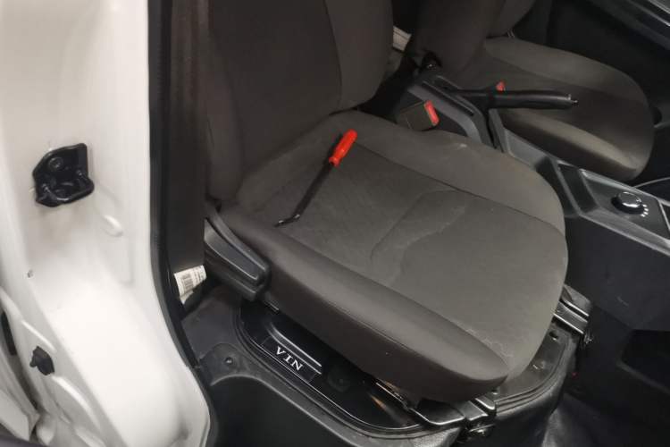 Used CHANGAN KAICHENG Ruixing EM60 2025 Passenger Version Comfort Edition 6 Seats 300 km Range Side-Hinged Doors Right Front Seat
