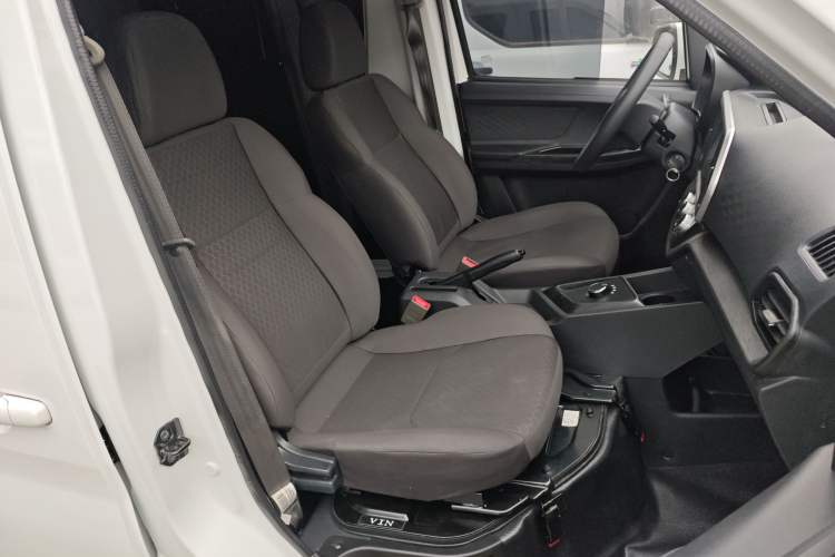 Used CHANGAN KAICHENG Ruixing EM60 2025 Model, Passenger Version—Comfortable Type, 6 Seats, 240 km, Side Doors, 60 kW Right Front Seat