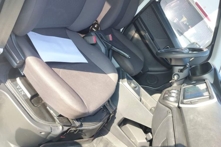 Used CHANGAN KAICHENG Ruixing EM60 2025 Passenger Version Comfort Edition 6 Seats 300 km Range Side-Hinged Doors Right Front Seat