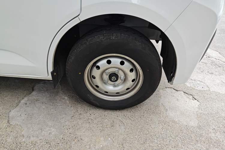 Used CHANGAN KAICHENG Ruixing EM60 2025 Passenger Version Comfort Edition 6 Seats 300 km Range Side-Hinged Doors Right Front Wheel Hub