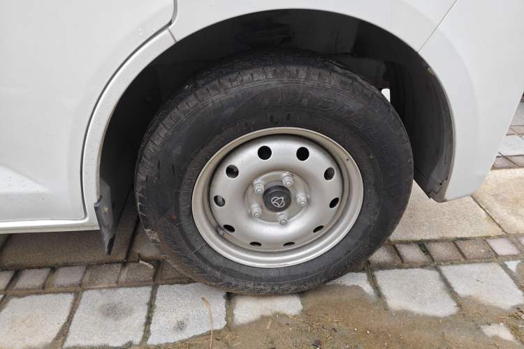 Used CHANGAN KAICHENG Ruixing EM60 2025 Passenger Version Comfort Model 6 Seats 300 km Liftback Door Right Front Wheel Hub