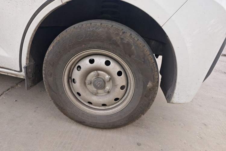 Used CHANGAN KAICHENG Ruixing EM60 2025 Passenger Version Comfort Model 6 Seats 300 km Liftback Door Right Front Wheel Hub