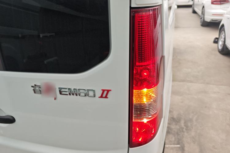 Used CHANGAN KAICHENG Ruixing EM60 2025 Model, Passenger Version—Comfortable Type, 6 Seats, 240 km, Side Doors, 60 kW Right Rear Taillight