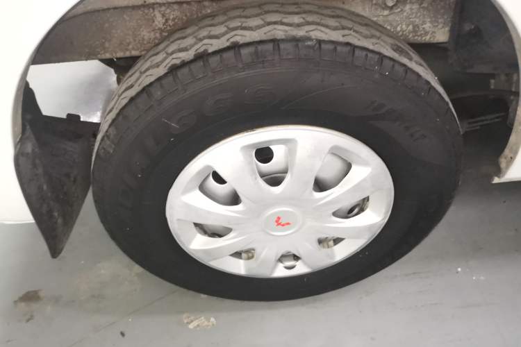 Used CHANGAN KAICHENG Ruixing EM60 2025 Passenger Version Comfort Edition 6 Seats 300 km Range Side-Hinged Doors Right Rear Wheel Hub