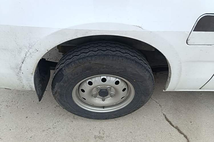Used CHANGAN KAICHENG Ruixing EM60 2025 Passenger Version Comfort Model 6 Seats 300 km Liftback Door Right Rear Wheel Hub