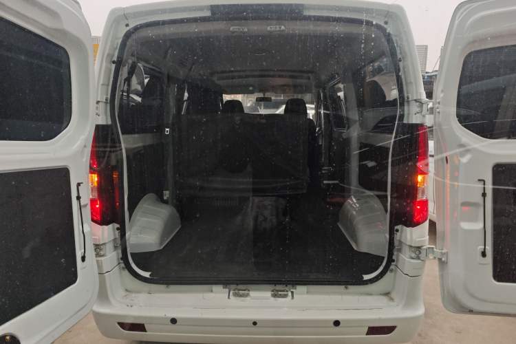Used CHANGAN KAICHENG Ruixing EM60 2025 Model, Passenger Version—Comfortable Type, 6 Seats, 240 km, Side Doors, 60 kW Trunk