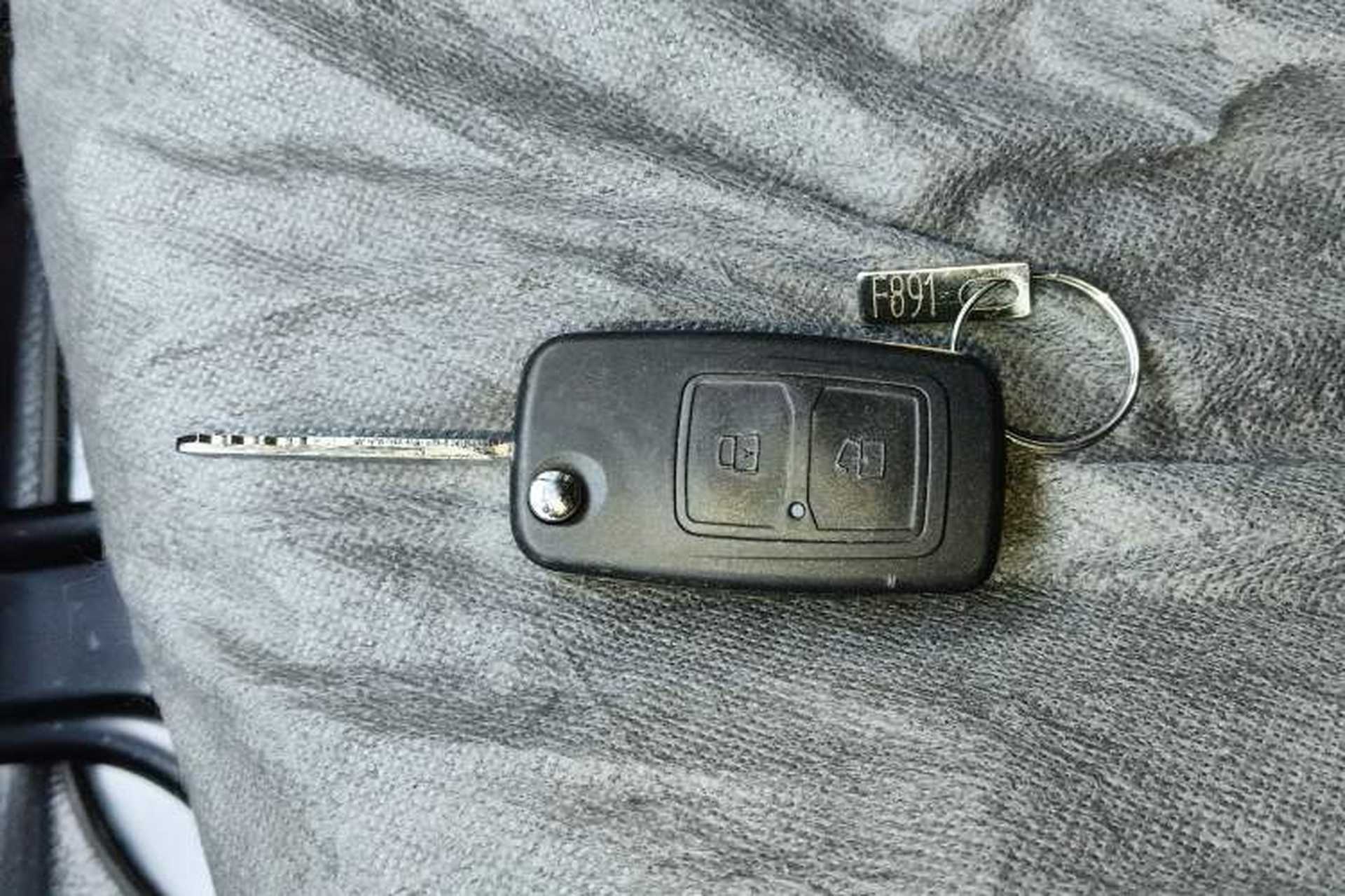Used CHANGAN KAICHENG Ruixing EM60 2025 Passenger Version Comfort Edition 6 Seats 300 km Range Side-Hinged Doors Vehicle Key