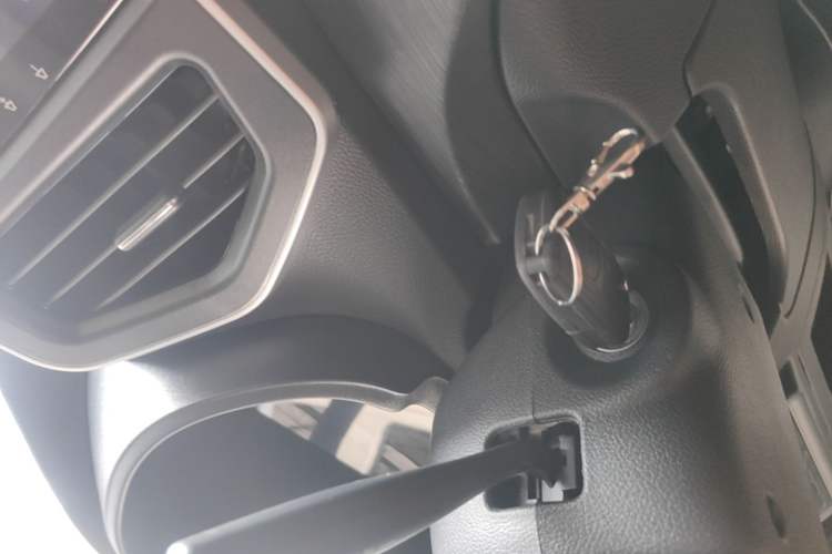Used CHANGAN KAICHENG Ruixing EM60 2025 Passenger Version Comfort Model 7 Seats 300 km Range Liftback Door Vehicle Key
