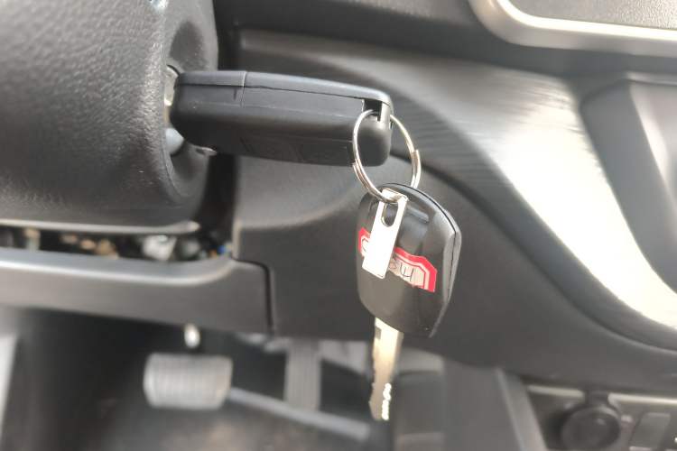 Used CHANGAN KAICHENG Ruixing EM60 2025 Passenger Version Comfort Edition 6 Seats 300 km Range Side-Hinged Doors Vehicle Key