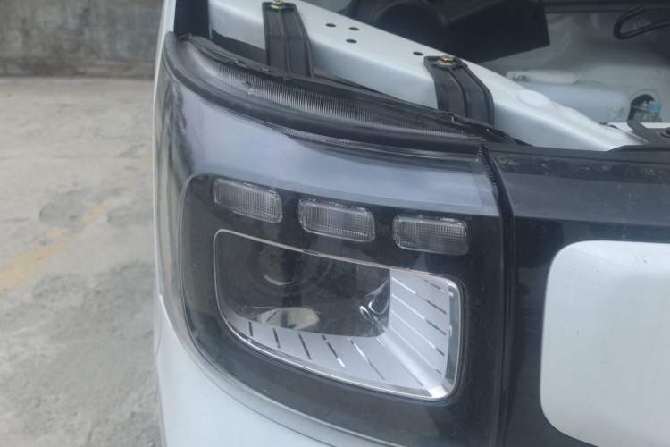 Used CHANGAN KAICHENG Ruixing EM60 2026 Model Comfort 7-seater 320 km, Gullwing Doors Right Front Headlight