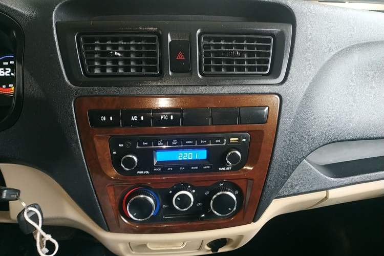 Used CHANGAN KAICHENG Ruixing EM80 2021 Flat-Top Back-Hinged Door 2-Seater 41.86 kWh Audio And AC Panel