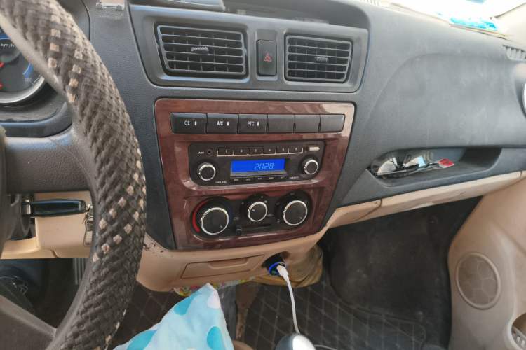 Used CHANGAN KAICHENG Ruixing EM80 2020 High-Roof Double-Door 2-Seater 41.86 kWh Audio And AC Panel