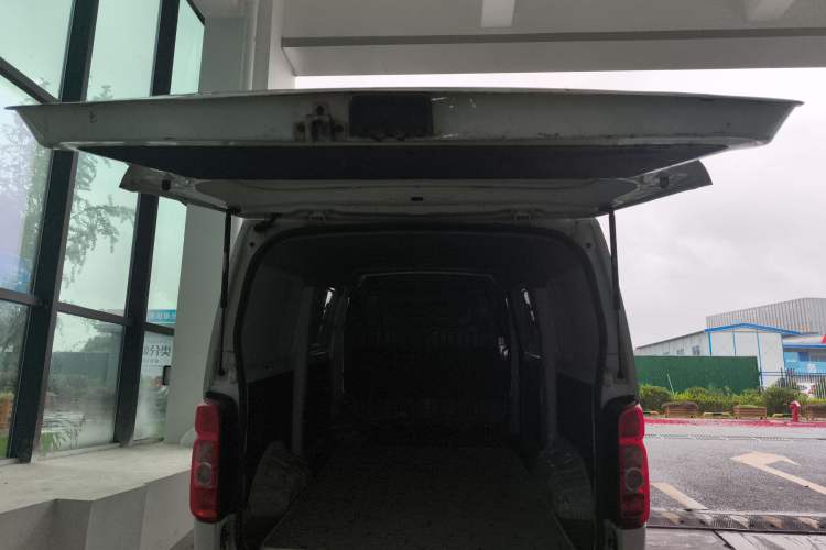 Used CHANGAN KAICHENG Ruixing EM80 2022 Flat Roof with Liftgate 2 Seats 60kW 41.86kWh Trunk
