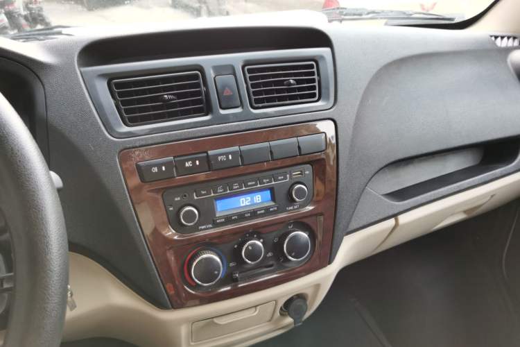 Used CHANGAN KAICHENG Ruixing EM80 2023 Flat Roof with Liftback Doors 7 Seats 41.932 kWh Audio And AC Panel