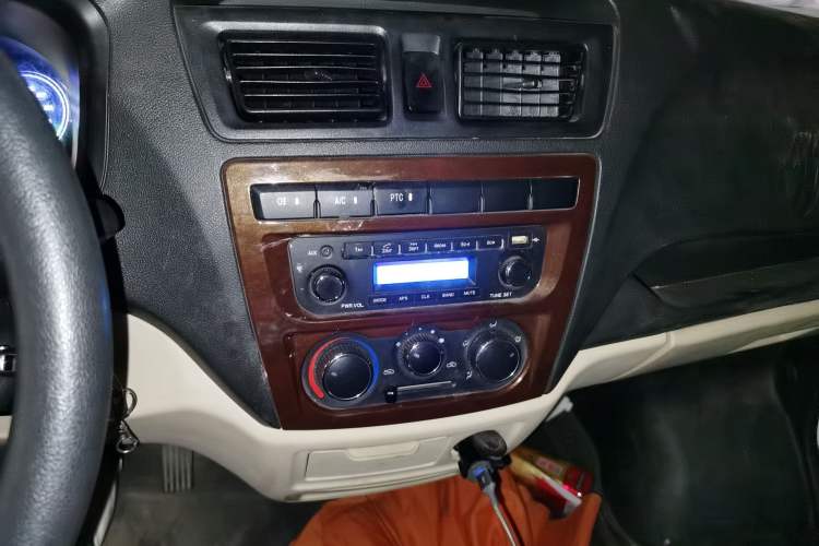 Used CHANGAN KAICHENG Ruixing EM80 2023 Flat-Top Back-Hinged Doors 2 Seats 60 kW 41.932 kWh Audio And AC Panel