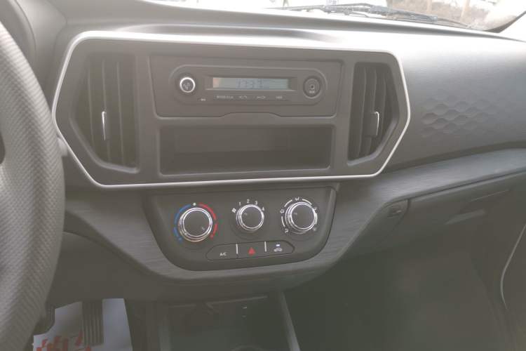 Used CHANGAN KAICHENG Ruixing EM80 2023 Side-Hinged 6-Seater Comfort Version 38.7 kWh Audio And AC Panel