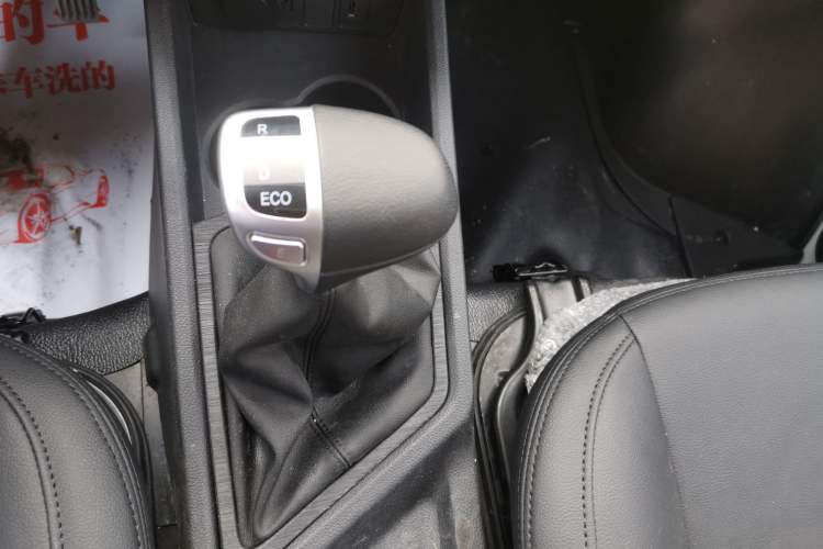 Used CHANGAN KAICHENG Ruixing EM80 2023 Side-Hinged 6-Seater Comfort Version 38.7 kWh Gear Lever