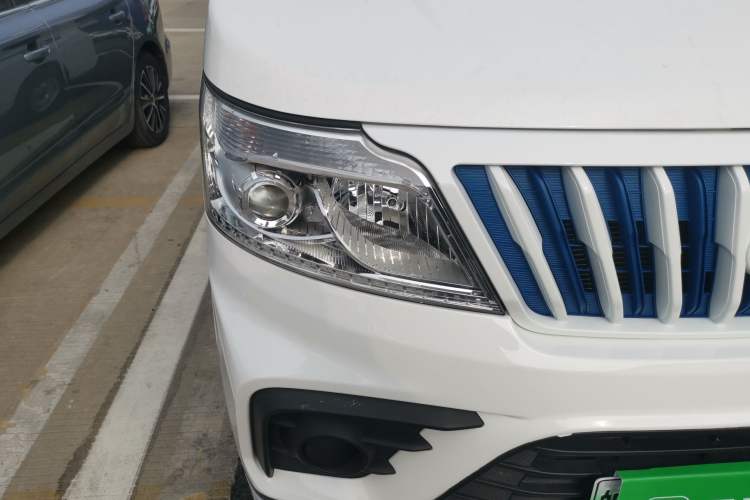 Used CHANGAN KAICHENG Ruixing EM80 2023 Side-Hinged 6-Seater Comfort Version 38.7 kWh Right Front Headlight