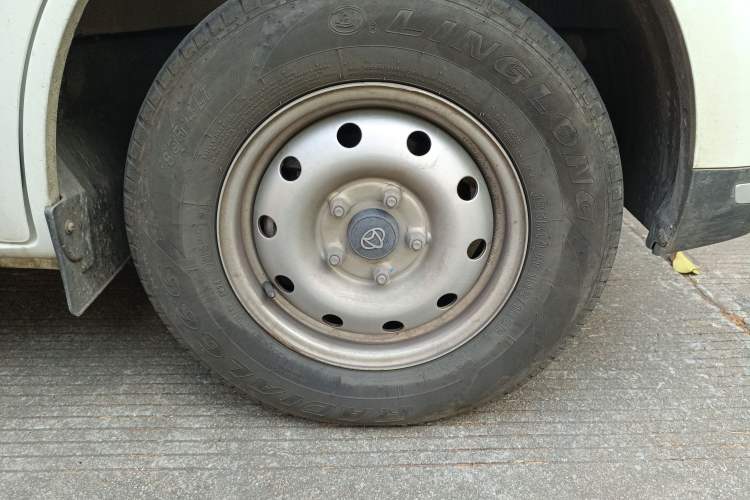 Used CHANGAN KAICHENG Ruixing EM80 2023 EM80 Ⅱ Side-Hinged 7-Seater Comfort Model Right Front Wheel Hub