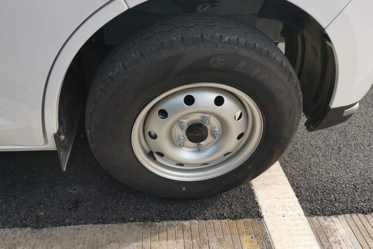 Used CHANGAN KAICHENG Ruixing EM80 2023 Side-Hinged 6-Seater Comfort Version 38.7 kWh Right Front Wheel Hub