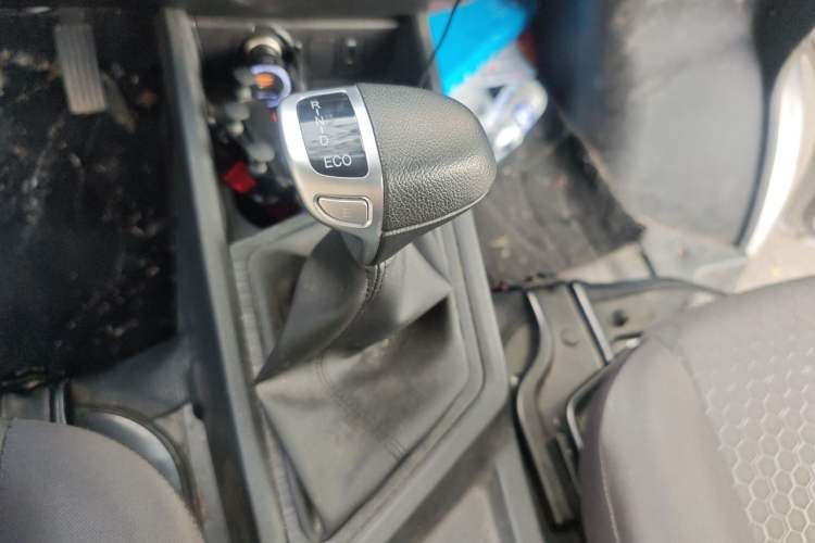Used CHANGAN KAICHENG Ruixing EM80 2024 Comfort-Style 6-Seater 41.86 kWh Gear Lever