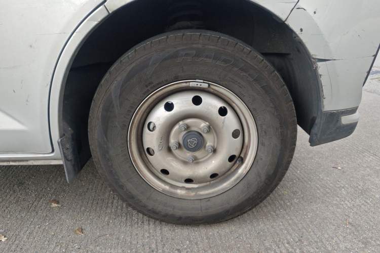 Used CHANGAN KAICHENG Ruixing EM80 2024 Comfort-Style 6-Seater 41.86 kWh Right Front Wheel Hub