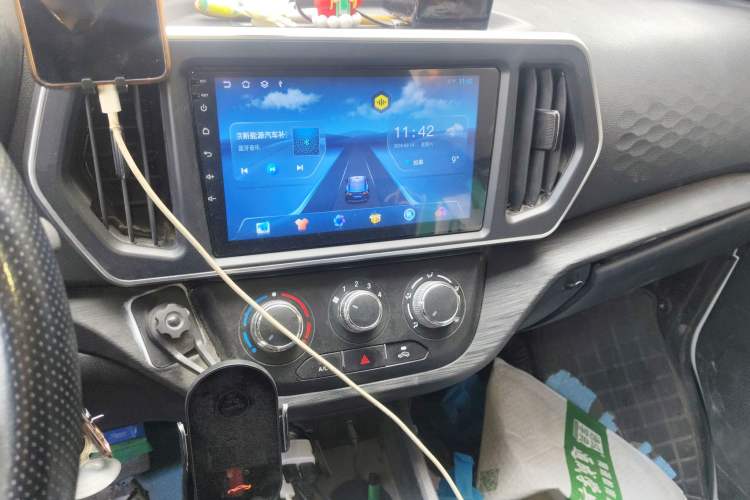Used CHANGAN KAICHENG Ruixing EM80 2024 Liftback Comfort Version 6 Seats 41.86 kWh Audio And AC Panel