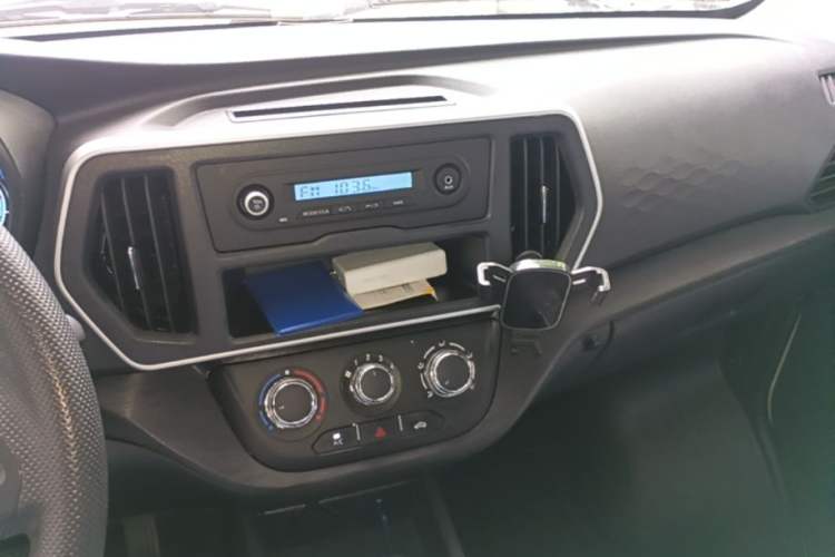 Used CHANGAN KAICHENG Ruixing EM80 2024 Liftback Comfort Version 6 Seats 41.86 kWh Audio And AC Panel