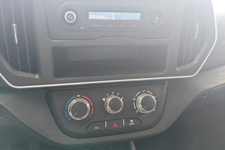 Used CHANGAN KAICHENG Ruixing EM80 2024 Comfort-Style 6-Seater 41.86 kWh Audio And AC Panel