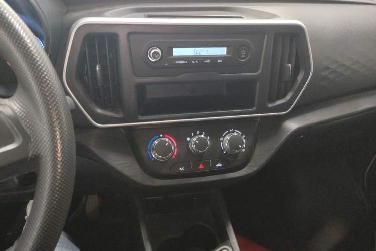 Used CHANGAN KAICHENG Ruixing EM80 2024 Liftback Comfort Version 6 Seats 41.86 kWh Audio And AC Panel