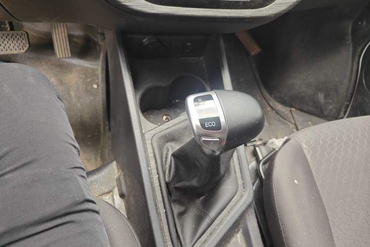 Used CHANGAN KAICHENG Ruixing EM80 2024 Comfort-Style 6-Seater 41.86 kWh Gear Lever