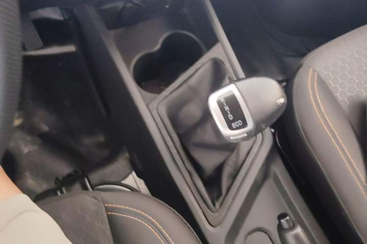 Used CHANGAN KAICHENG Ruixing EM80 2024 Comfort-Style 6-Seater 41.86 kWh Gear Lever