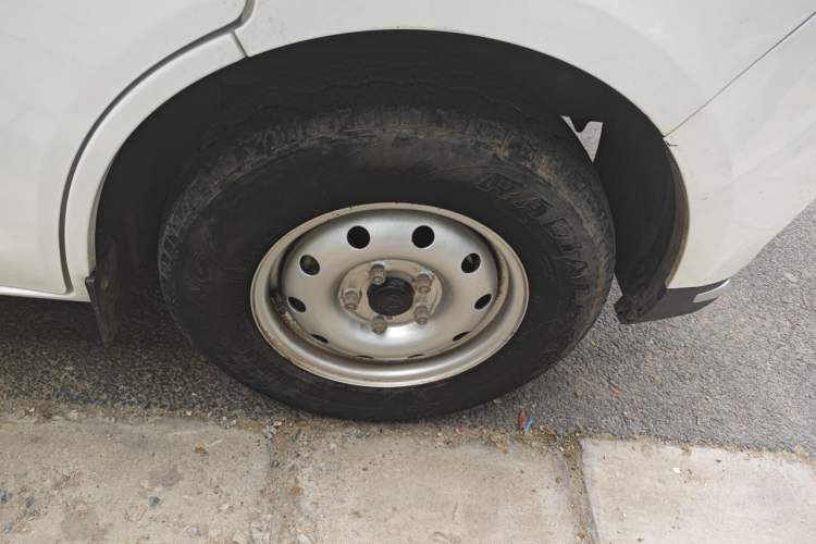 Used CHANGAN KAICHENG Ruixing EM80 2024 Comfort-Style 6-Seater 41.86 kWh Right Front Wheel Hub