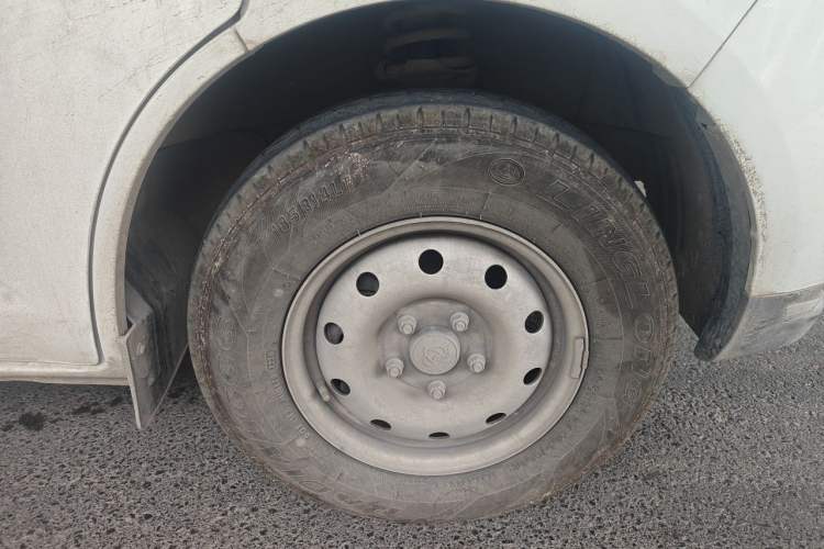 Used CHANGAN KAICHENG Ruixing EM80 2024 Comfort-Style 6-Seater 41.86 kWh Right Front Wheel Hub