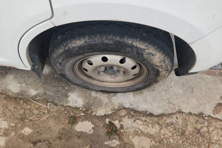 Used CHANGAN KAICHENG Ruixing EM80 2024 Comfort-Style 6-Seater 41.86 kWh Right Front Wheel Hub