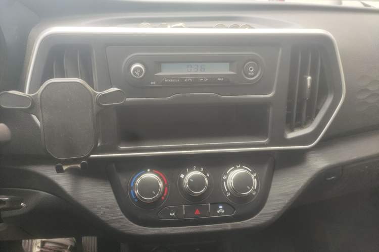 Used CHANGAN KAICHENG Ruixing EM80 2025 Passenger Version Comfort Edition 6-Seater 300 km Dual-Swing Doors Audio And AC Panel