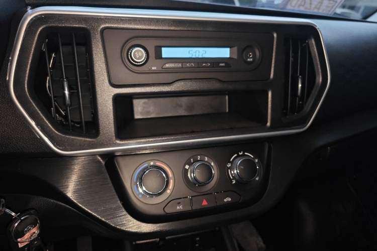 Used CHANGAN KAICHENG Ruixing EM80 2025 Passenger Version Comfort Model 6 Seats 260 km Twin-Door Design 60 kW Audio And AC Panel
