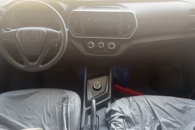 Used CHANGAN KAICHENG Ruixing EM80 2025 Passenger Version Comfort Edition 6-Seater 300 km Dual-Swing Doors Interior 3