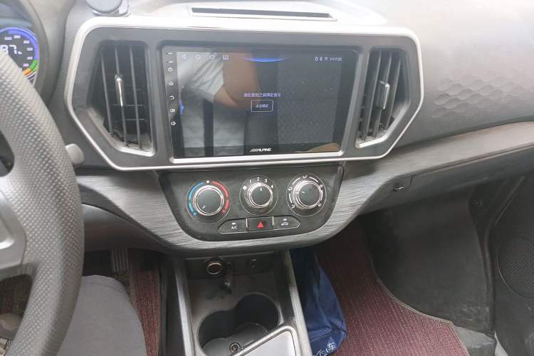Used CHANGAN KAICHENG Ruixing EM80 2025 Passenger Version Comfort Edition 6-Seater 300 km Dual-Swing Doors Audio And AC Panel