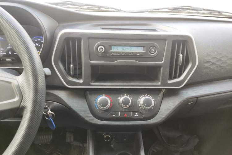 Used CHANGAN KAICHENG Ruixing EM80 2025 Passenger Version Comfort Edition 6-Seater 300 km Dual-Swing Doors Audio And AC Panel