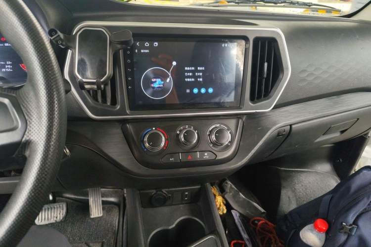 Used CHANGAN KAICHENG Ruixing EM80 2025 Model Elite 6-Seater 300 km Hinged Doors Audio And AC Panel