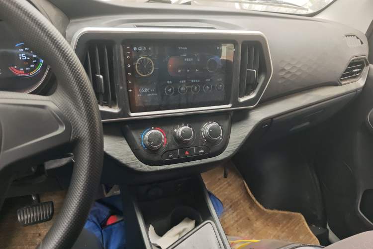 Used CHANGAN KAICHENG Ruixing EM80 2025 Passenger Version Comfort Edition 6-Seater 300 km Dual-Swing Doors Audio And AC Panel
