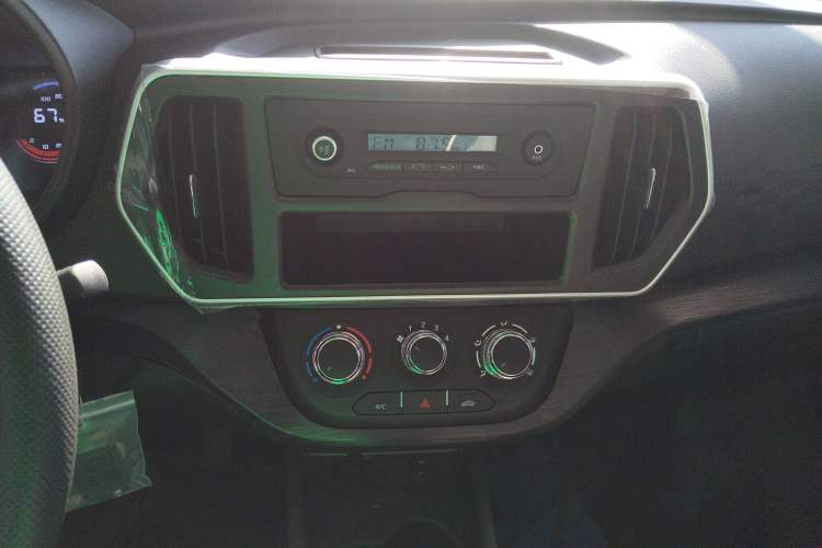 Used CHANGAN KAICHENG Ruixing EM80 2025 Passenger Version Comfort Edition 6-Seater 300 km Dual-Swing Doors Audio And AC Panel