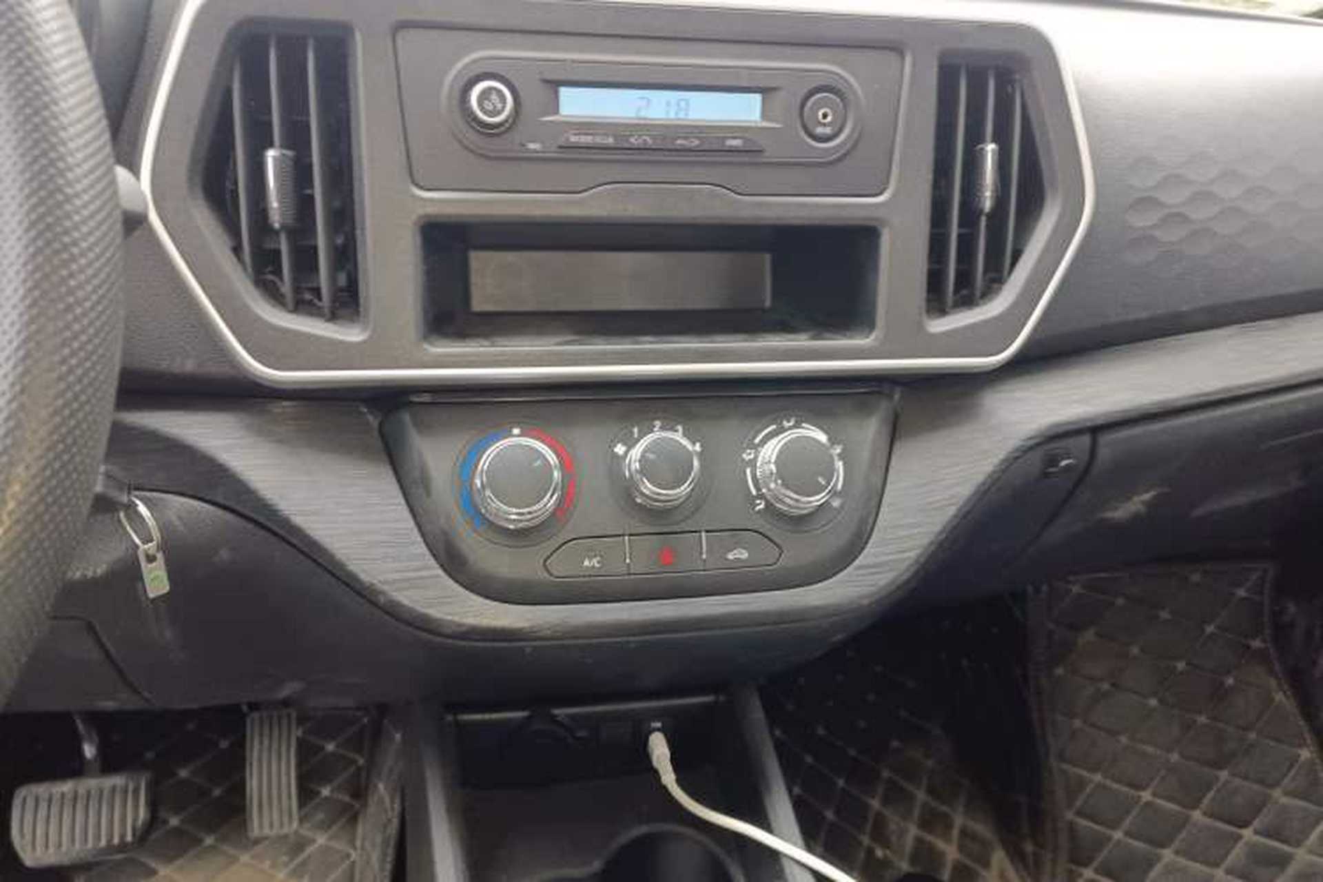 Used CHANGAN KAICHENG Ruixing EM80 2025 Passenger Version Comfort Model 6 Seats 300 km Liftback Door Audio And AC Panel