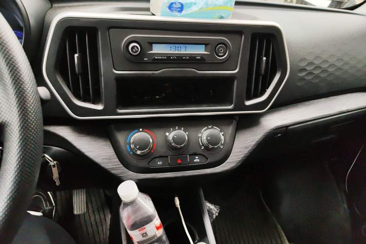 Used CHANGAN KAICHENG Ruixing EM80 2025 Passenger Version Comfort Edition 6-Seater 300 km Dual-Swing Doors Audio And AC Panel