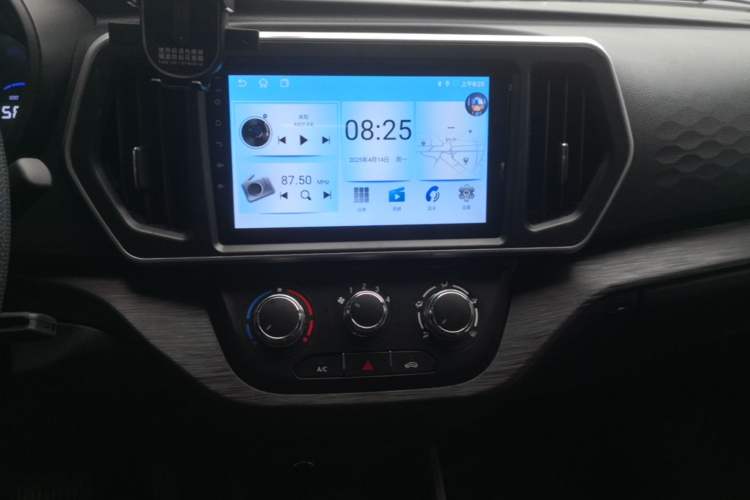 Used CHANGAN KAICHENG Ruixing EM80 2025 Passenger Version Comfort Edition 6-Seater 300 km Dual-Swing Doors Audio And AC Panel